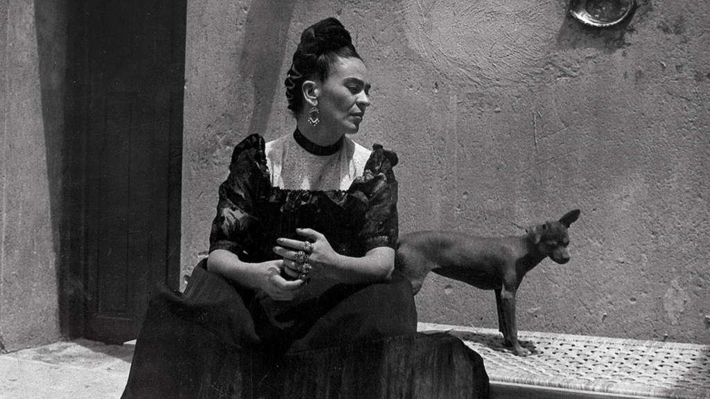 Frida Kahlo fotógyűjteménye: fotóba zárt pillanatok mesélnek a festőről